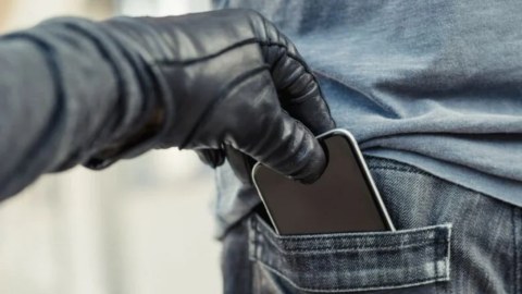 Atasının telefonunu oğurlayıb Bakıda 60 manata satdı &ndash; 1 aylıq həbs edildi