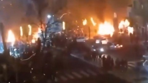 Tehran alov içində -&nbsp;etirazlar silahlı toqquşmaya çevrilir - GÖRÜNTÜ