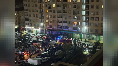 Bakıda yaşayış binasında yanğın - yaralı var