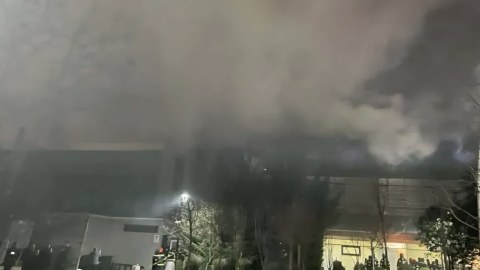 Məşhur ticarət mərkəzində güclü yanğın