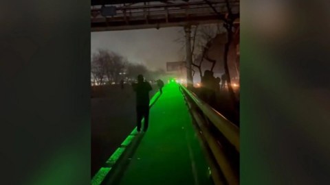 İranda etirazçılara qarşı yaşıl lazerdən istifadə olunur