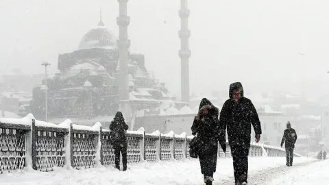 Bu şəhərdə pis havaya görə dərslər ləğv edildi