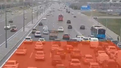 Aeroport yolunda sürücü diqqətsizliyi hərəkəti iflic etdi - VİDEO