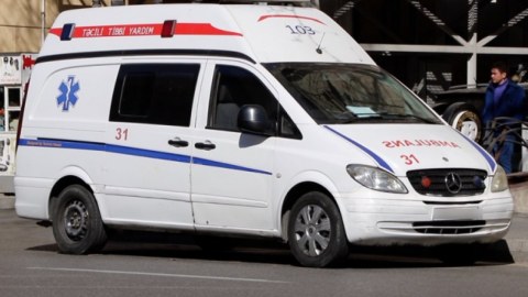 Motosiklet təcili yardım maşını ilə toqquşdu - Xəsarət alanlar var