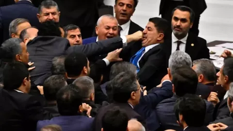 Dava edən deputatların maaşı kəsiləcək