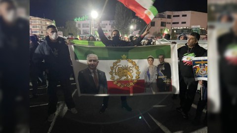 Şimali Kiprdə Pəhləvi plakatları ilə Xameneyi rejiminə açıq ETİRAZ&nbsp;&nbsp;