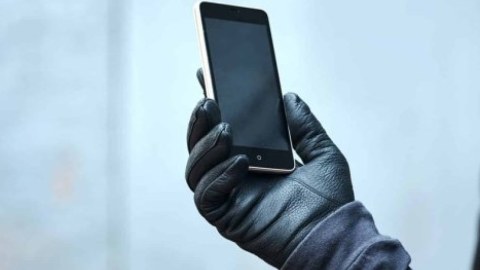 Restorandan iki ədəd mobil telefon oğurlandı