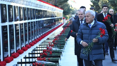 BMU-nun kollektivi Şəhidlər xiyabanında -&nbsp;FOTOLAR