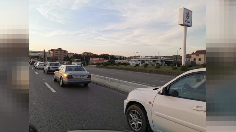 "VAZ 21011" beton maneyə çırpıldı - Xəsarət alanlar var