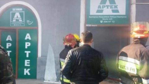 Sumqayıtda aptek yanır