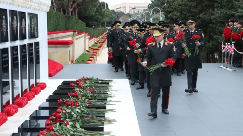SOMDA-nın şəxsi heyəti Şəhidlər Xiyabanında...