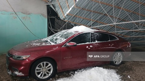 Qazaxda güclü qar səbəbindən evin talvarı çökdü - FOTO