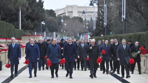 Rəqəmsal İnkişaf və Nəqliyyat Nazirliyinin kollektivi Şəhidlər xiyabanında - FOTO