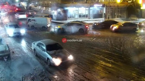 Bakıya qar yağır - hərəkət çətinləşib