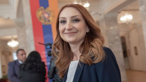 Paşinyan&nbsp;parlament&nbsp;sədrliyinə qadın gətirir&nbsp;- DOSYE