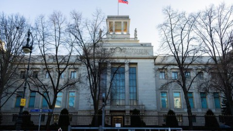 Rus diplomat bu ölkədən qovuldu