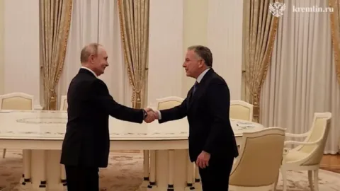 Putin Trampın elçisi və kürəkəni ilə 3,5 saat nədən danışıb?