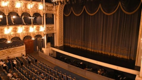 Dövlət teatrlarında baş rejissor ştatı ləğv edildi