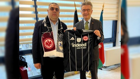 Səfir &ldquo;Qarabağ&rdquo;-&ldquo;Ayntraxt&rdquo; matçının hesabını düz tapan şəxsi mükafatlandırdı