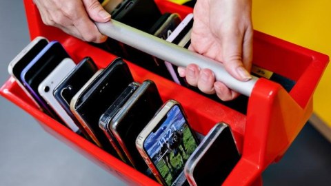 Şagirdlərə telefon qadağan edilir