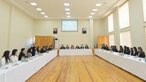 Nazir&nbsp;gənc müəllim və direktorlarla görüşdü