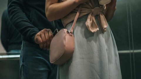&ldquo;Kömək&rdquo; adı ilə vətəndaşın çantasını oğurlayan şəxs saxlanıldı