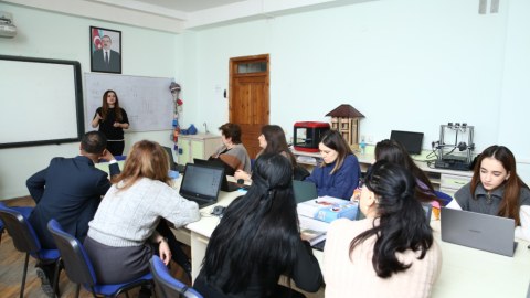 Bu universitetdə müəllimlərin yarısı öz məzunlarıdır
