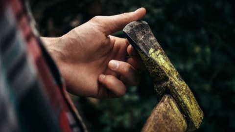 Cəlilabadda əmi qardaşı uşaqlarını BALTALADI