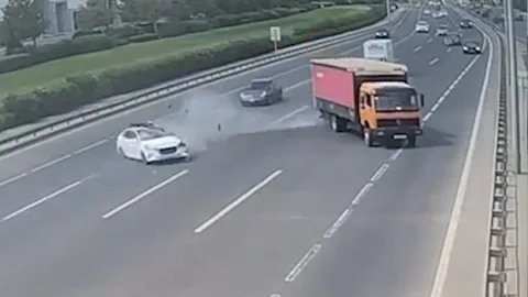 Manevr qaydasını pozan yük maşınının sürücüsü ağır qəza törətdi - Anban video