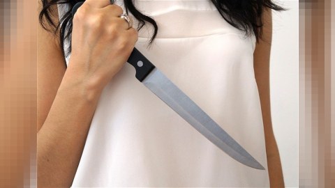 Bakıda yeniyetmə qız atasını bıçaqladı