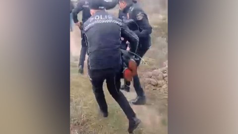 Polis kanala düşən azyaşlını xilas etdi&nbsp;- VİDEO