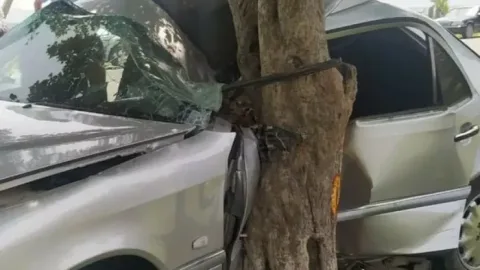 Gəncədə minik maşını ağaca çırpıldı, yaralanan var