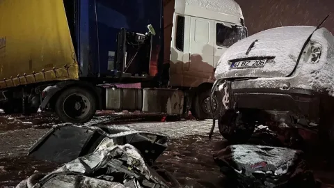 Ərzurumda TIR ilə avtomobil toqquşub: ölənlər var