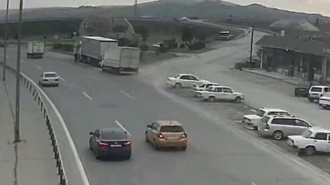 Yük maşını yol kənarında dayanan avtomobilə çırpıldı - VİDEO