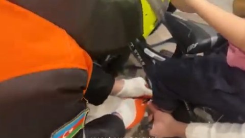 4 yaşlı uşağın ayağı velosipedin pedalına ilişdi&nbsp;- VİDEO