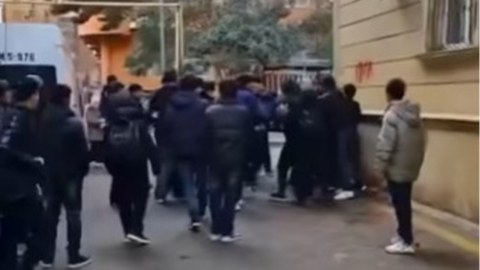 15 şagird bir məktəblini döyüb?&nbsp;- AÇIQLAMA