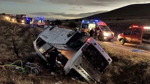 Türkiyədə avtobus aşdı - 16 nəfər yaralandı
