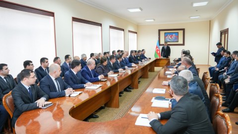 Baş nazir kollektivə təqdim edildi