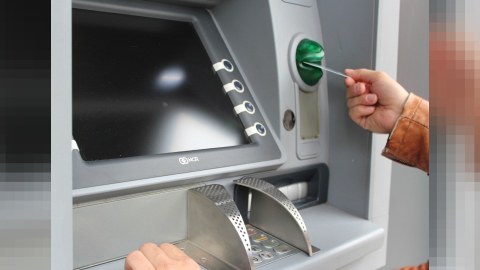 Bank kartından 5 min dollar oğurlayanlar həbs edildi