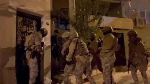 İzmirdə FETÖ əməliyyatı: 12 nəfər saxlanıldı