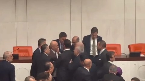 Türkiyə parlamentində dava&nbsp;-&nbsp;Deputat xəsarət aldı