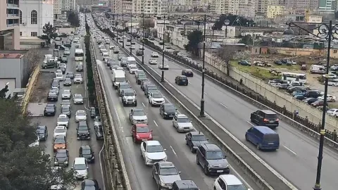 Paytaxtın bəzi küçələrində sıxlıq var