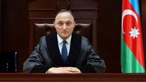 Hakim etiraz etdi: &ldquo;Atanı qolu qandallı göstərməyin uşağa&rdquo;
