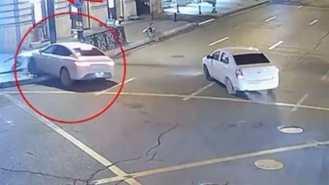Bakıda avtomobil işıqfora çırpıldı&nbsp;- VİDEO