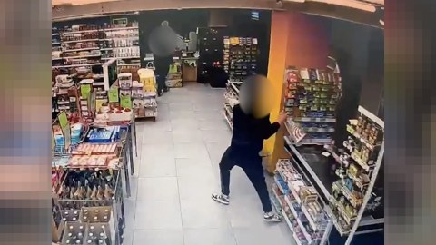 Azərbaycanlı yeniyetmə Tbilisidə mağazanı qarət etdi - FOTO