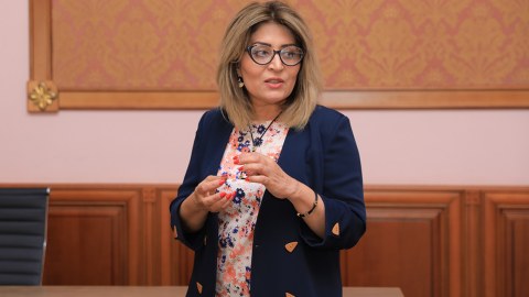 Tanınmış aparıcı televiziyadan GETDİ