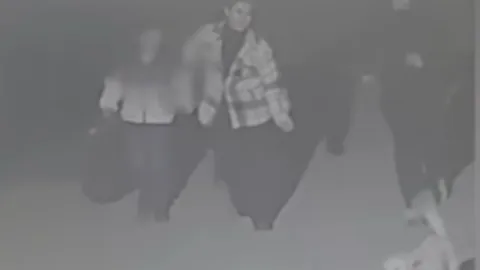"Kameralara baxanda dəhşətə gəldik" - Bakıda uşağını küçəyə atan ana axtarılır