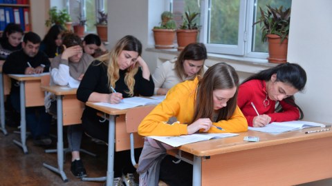 Orta məktəbi bitirə bilməyən 1282 nəfərə attestat veriləcək