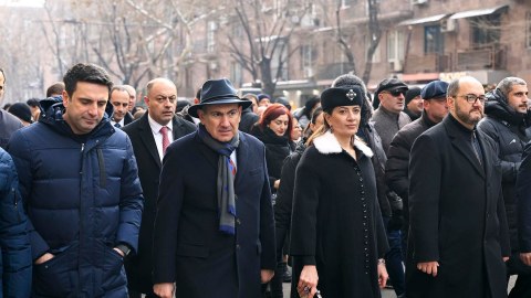 Hakim partiyada 38 nəfər Paşinyana qarşı çıxdı
