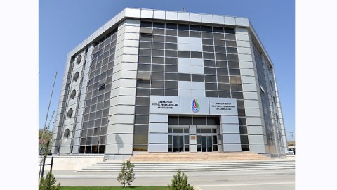Hakimə təzyiq edən baş məşqçi və futbolçu CƏZALANDIRILDI